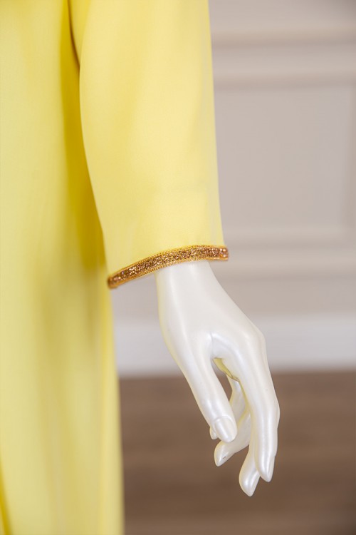 جلابية نسائية لون أصفر بتطريز ذهبي ياقة عالية مع قصة سبعة ذو أكمام طويلة