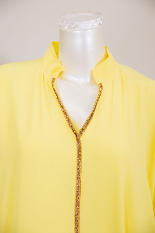 جلابية نسائية لون أصفر بتطريز ذهبي ياقة عالية مع قصة سبعة ذو أكمام طويلة