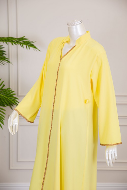 جلابية نسائية لون أصفر بتطريز ذهبي ياقة عالية مع قصة سبعة ذو أكمام طويلة