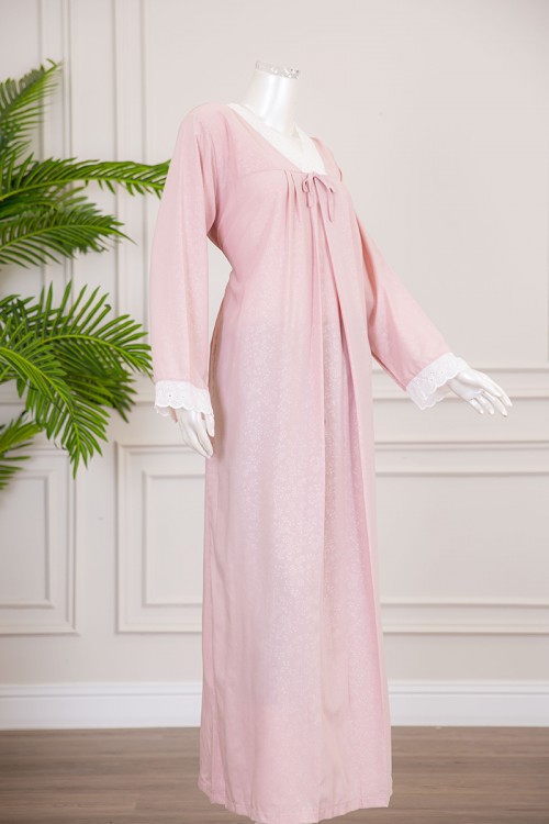 قميص نسائي رضاعة قطعتين لون وردي بأطراف دانتيل أبيض و رباط من الخلف ذو أكمام طويلة مع طرحة