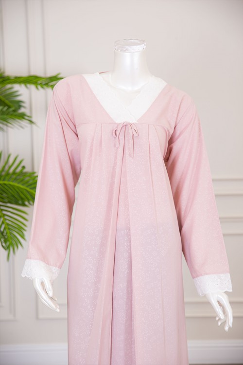 قميص نسائي رضاعة قطعتين لون وردي بأطراف دانتيل أبيض و رباط من الخلف ذو أكمام طويلة مع طرحة