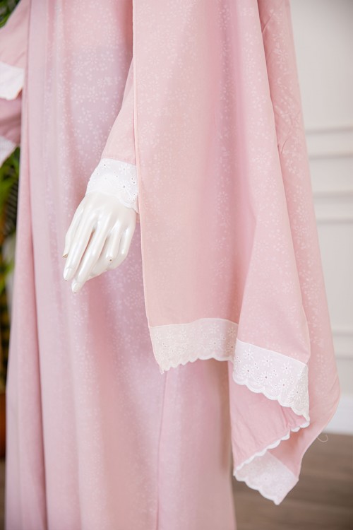 قميص نسائي رضاعة قطعتين لون وردي بأطراف دانتيل أبيض و رباط من الخلف ذو أكمام طويلة مع طرحة