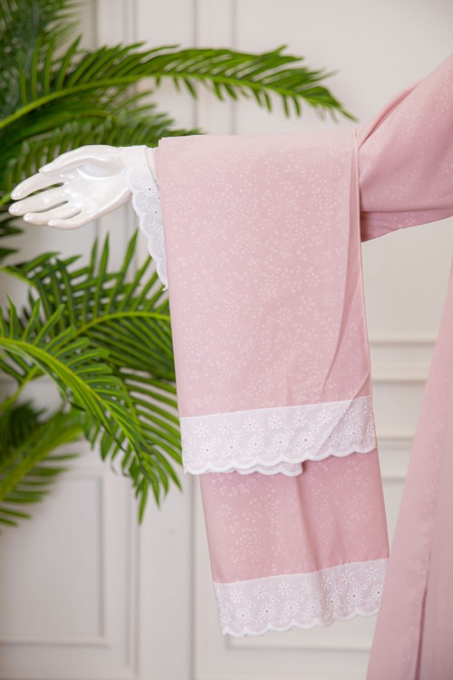 قميص نسائي رضاعة قطعتين لون وردي بأطراف دانتيل أبيض و رباط من الخلف ذو أكمام طويلة مع طرحة