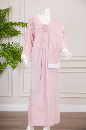 قميص نسائي رضاعة قطعتين لون وردي بأطراف دانتيل أبيض و رباط من الخلف ذو أكمام طويلة مع طرحة