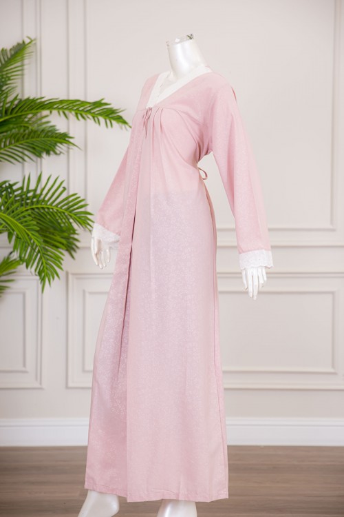 قميص نسائي رضاعة قطعتين لون وردي بأطراف دانتيل أبيض و رباط من الخلف ذو أكمام طويلة مع طرحة