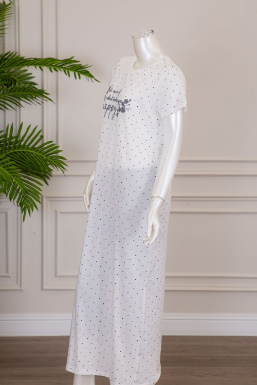 قميص نسائي طويل لون أبيض منقط بكتابة من الأمام و بياقة دائرية ذو أكمام قصيرة