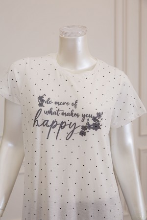 قميص نسائي طويل لون أبيض منقط بكتابة من الأمام و بياقة دائرية ذو أكمام قصيرة