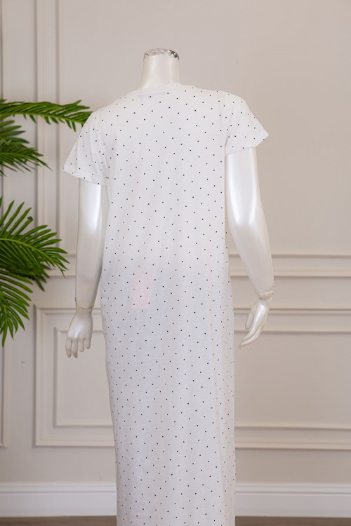 قميص نسائي طويل لون أبيض منقط بكتابة من الأمام و بياقة دائرية ذو أكمام قصيرة