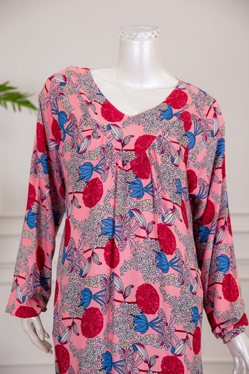 قميص نسائي طويل لون وردي بطبعة ورود و بياقة دائرية ذو أكمام طويلة