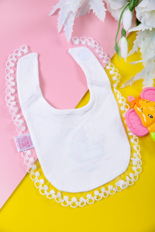 مريلة أطفال لون أبيض برسومات من الأمام و بأطراف من الدانتيل