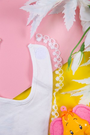 مريلة أطفال لون أبيض برسومات من الأمام و بأطراف من الدانتيل 