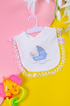 مريلة أطفال لون أبيض برسومات من الأمام و بأطراف من الدانتيل 