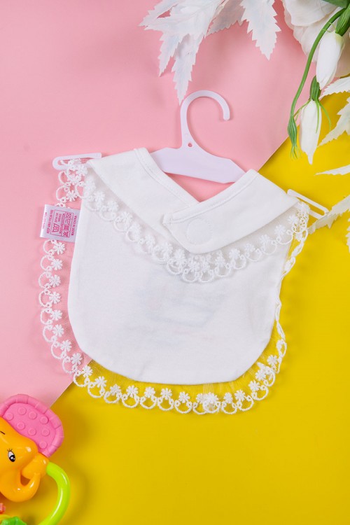 مريلة أطفال لون أبيض برسومات من الأمام و بأطراف من الدانتيل