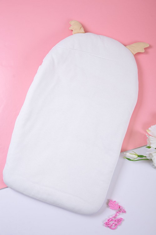 مدس أطفال متعدد الألوان مزين برسوم  من الأمام و بأزرار من الجانب الأيمن