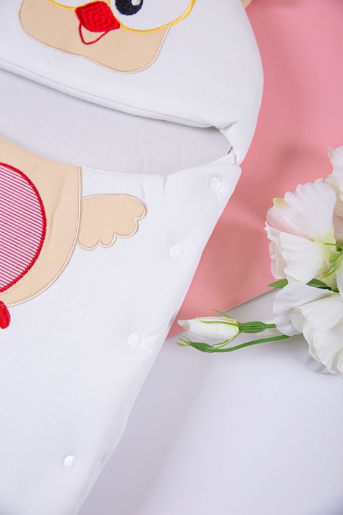 مدس أطفال متعدد الألوان مزين برسوم  من الأمام و بأزرار من الجانب الأيمن