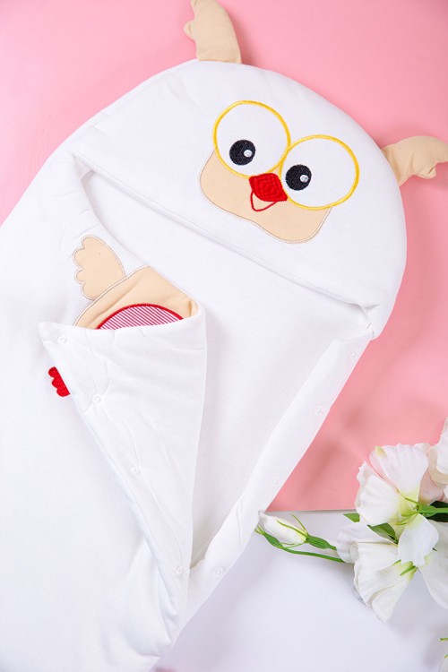 مدس أطفال متعدد الألوان مزين برسوم  من الأمام و بأزرار من الجانب الأيمن