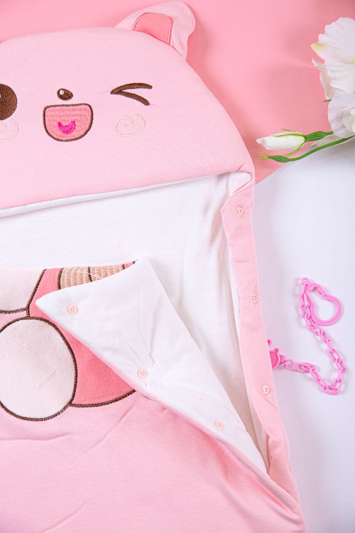 مدس أطفال متعدد الألوان مزين برسوم  من الأمام و بأزرار من الجانب الأيمن