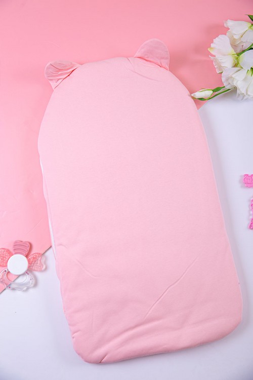 مدس أطفال متعدد الألوان مزين برسوم  من الأمام و بأزرار من الجانب الأيمن