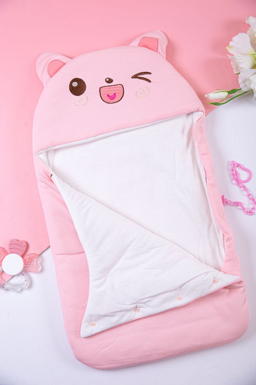 مدس أطفال متعدد الألوان مزين برسوم  من الأمام و بأزرار من الجانب الأيمن