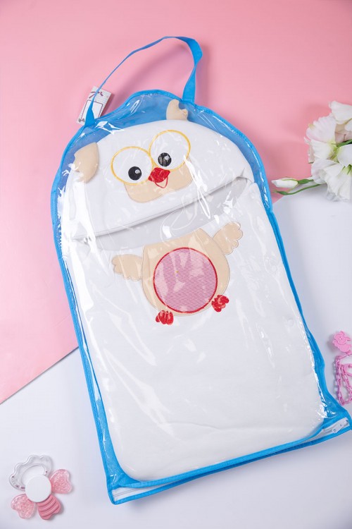 مدس أطفال متعدد الألوان مزين برسوم  من الأمام و بأزرار من الجانب الأيمن