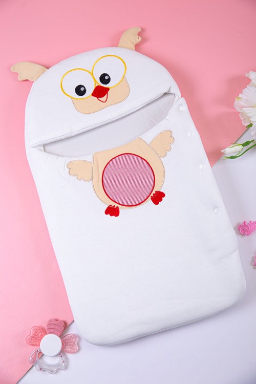 مدس أطفال متعدد الألوان مزين برسوم  من الأمام و بأزرار من الجانب الأيمن