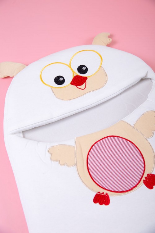 مدس أطفال متعدد الألوان مزين برسوم  من الأمام و بأزرار من الجانب الأيمن