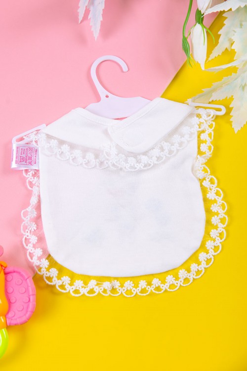 مريلة أطفال لون أبيض برسومات من الأمام و بأطراف من الدانتيل
