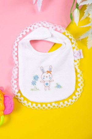 مريلة أطفال لون أبيض برسومات من الأمام و بأطراف من الدانتيل 