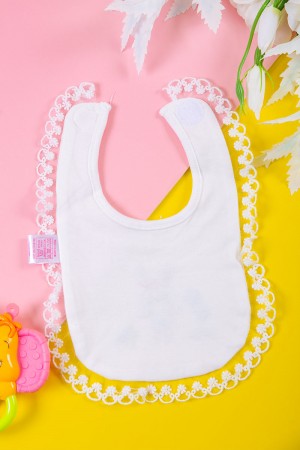 مريلة أطفال لون أبيض برسومات من الأمام و بأطراف من الدانتيل 