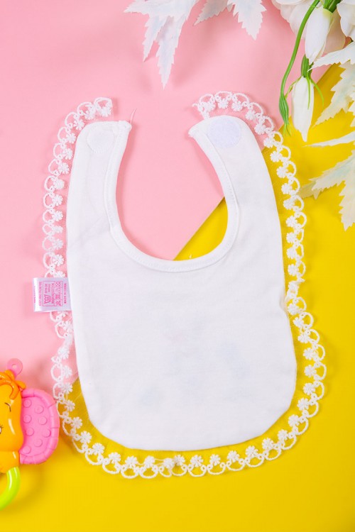 مريلة أطفال لون أبيض برسومات من الأمام و بأطراف من الدانتيل