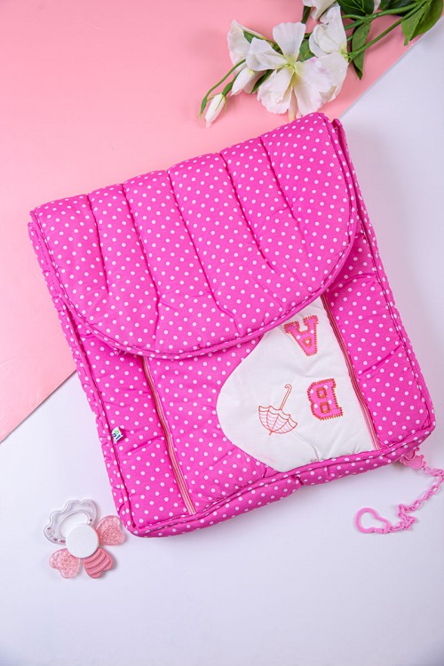 مدس أطفال لون وردي منقط بكتابات ورسوم و سحاب من الأمام