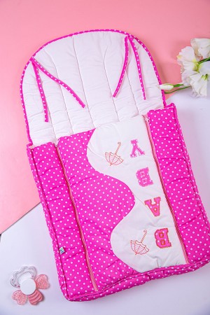 مدس أطفال لون وردي منقط بكتابات ورسوم و سحاب من الأمام 