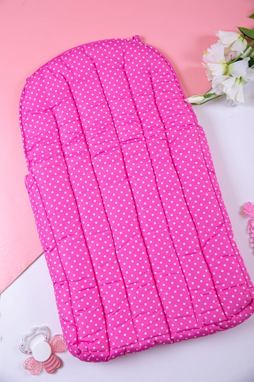 مدس أطفال لون وردي منقط بكتابات ورسوم و سحاب من الأمام