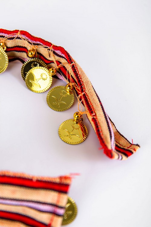 طوق شعر تراثي ملون مزين بجنيهات ذهبية