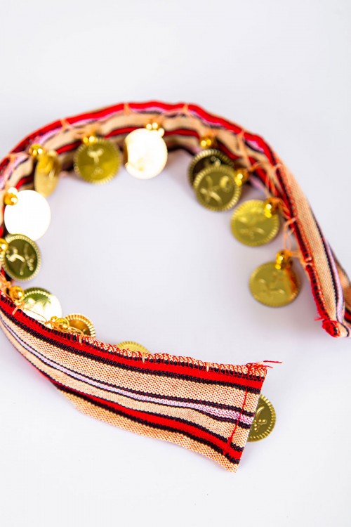 طوق شعر تراثي ملون مزين بجنيهات ذهبية