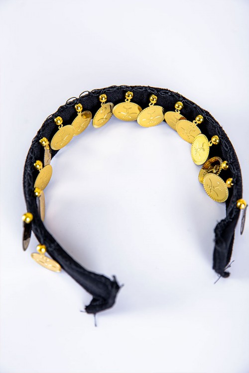 طوق شعر تراثي لون أسود مزين بجنيهات ذهبية