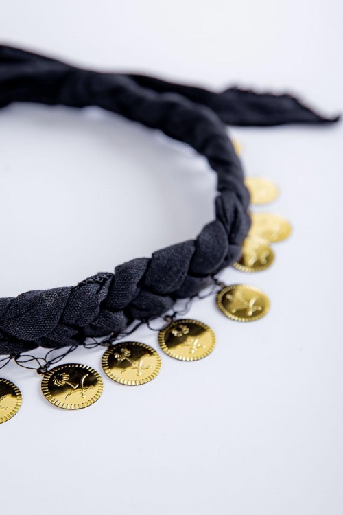 ربطة رأس تراثية ملونة على شكل ضفائر مزينة بجنيهات ذهبية