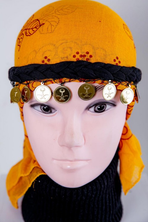 ربطة رأس تراثية ملونة على شكل ضفائر مزينة بجنيهات ذهبية