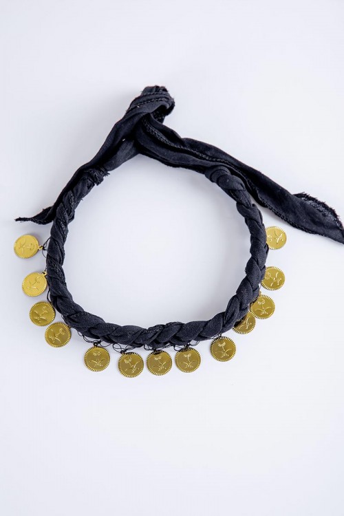 ربطة رأس تراثية ملونة على شكل ضفائر مزينة بجنيهات ذهبية