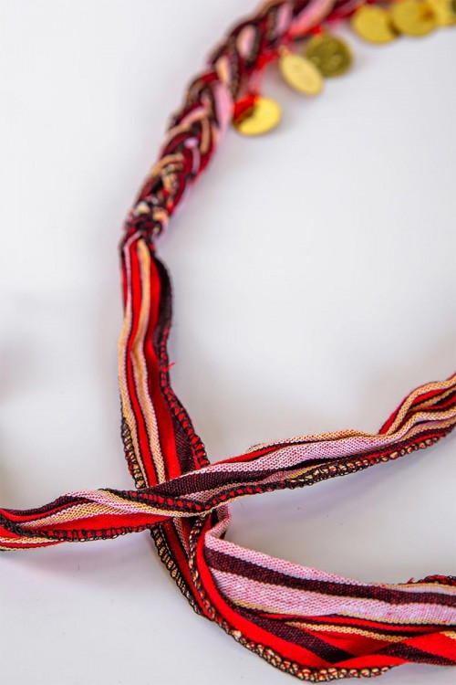 ربطة رأس تراثية ملونة على شكل ضفائر مزينة بجنيهات ذهبية