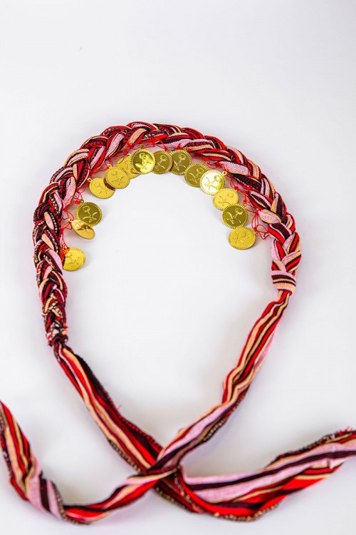 ربطة رأس تراثية ملونة على شكل ضفائر مزينة بجنيهات ذهبية