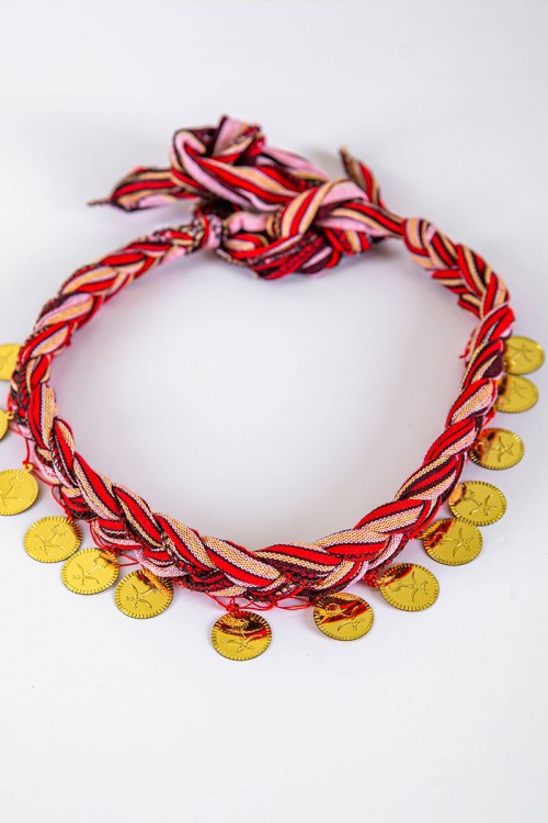 ربطة رأس تراثية ملونة على شكل ضفائر مزينة بجنيهات ذهبية