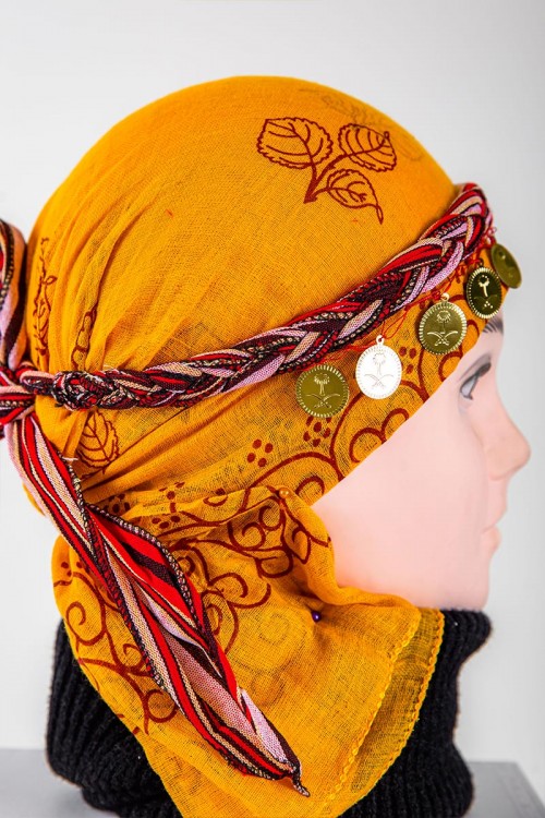 ربطة رأس تراثية ملونة على شكل ضفائر مزينة بجنيهات ذهبية