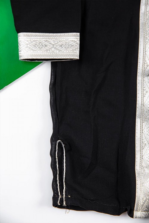 دجلة أطفال لون أسود بأطراف باللون الفضي من الأمام و الأكمام و بأزرار باللون الأسود