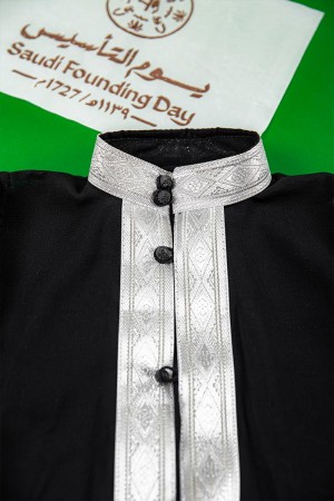 دجلة أطفال لون أسود بأطراف باللون الفضي من الأمام و الأكمام و بأزرار باللون الأسود