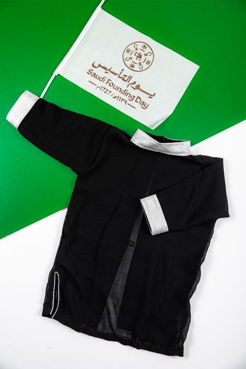 دجلة أطفال لون أسود بأطراف باللون الفضي من الأمام و الأكمام و بأزرار باللون الأسود