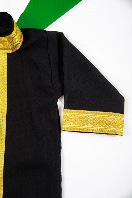 دجلة أطفال لون أسود بأطراف باللون الذهبي من الأمام و الأكمام و بأزرار باللون الأسود