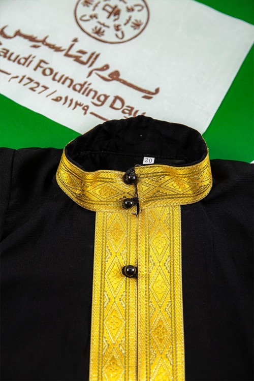 دجلة أطفال لون أسود بأطراف باللون الذهبي من الأمام و الأكمام و بأزرار باللون الأسود