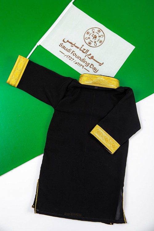 دجلة أطفال لون أسود بأطراف باللون الذهبي من الأمام و الأكمام و بأزرار باللون الأسود