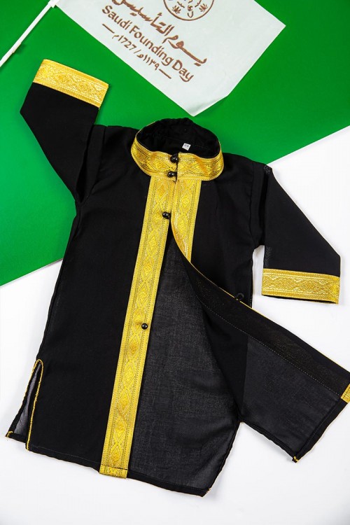 دجلة أطفال لون أسود بأطراف باللون الذهبي من الأمام و الأكمام و بأزرار باللون الأسود